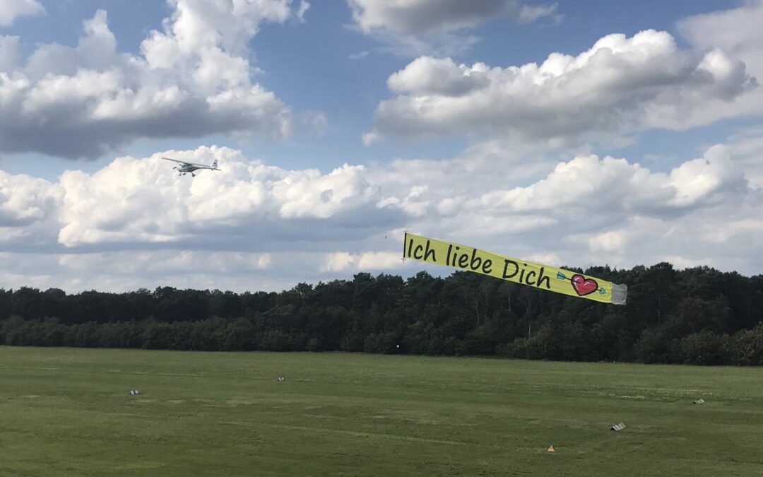 Luftbanner für besondere Anlässe: Unvergessliche Botschaften in den Himmel schweben lassen